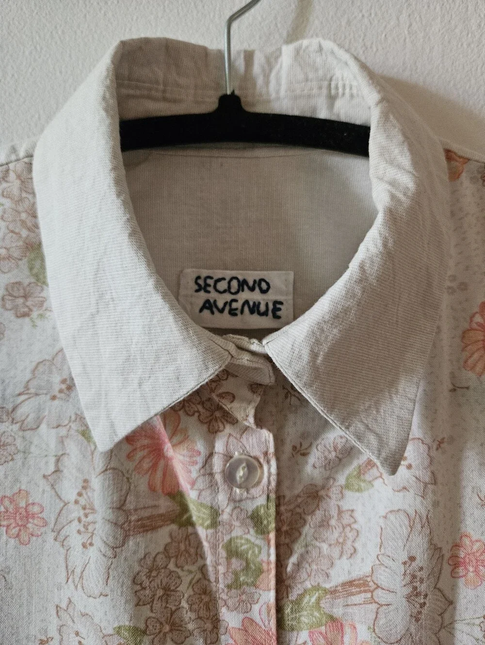 Cropped Floral Button-Up Shirt in Soft Pink & Cream - Picture 3 of 5